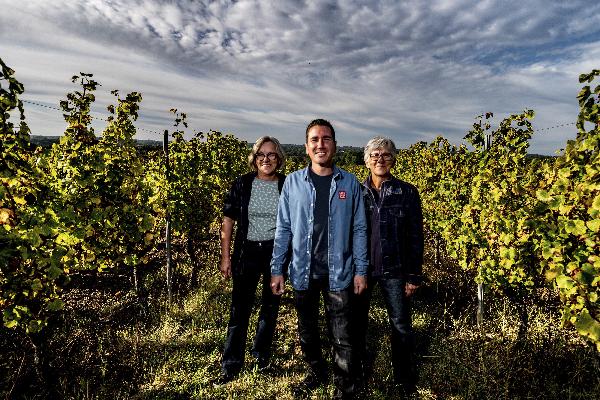  Les vêtements personnalisés soignent l'image des domaines viticoles