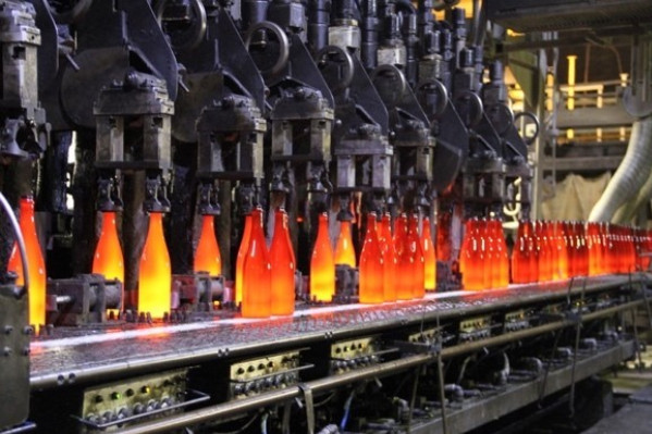 Chez les verriers, 'on produit et on vend' des bouteilles de vin à plein régime