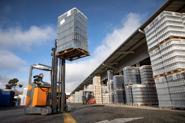 Les délais, les prix et la colère s'envolent avec les bouteilles de vin en verre