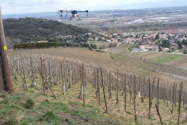 La pulvérisation de phytos par drone force l'espace politique