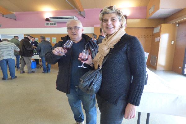  Les vignerons dégustent les vins de leurs voisins pour se faire une idée de la qualité du millésime