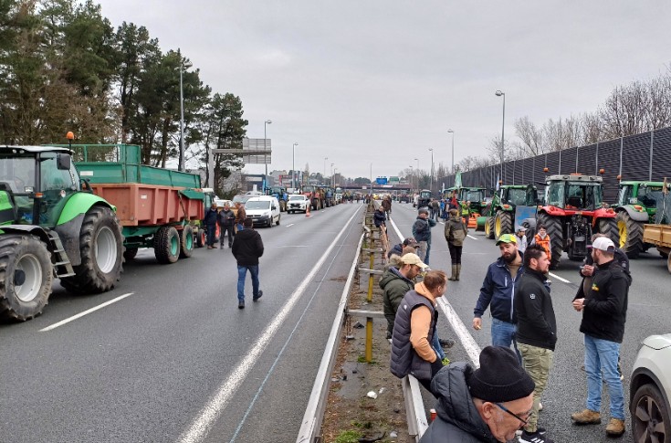 Viticulteurs et agriculteurs paralysent Bordeaux