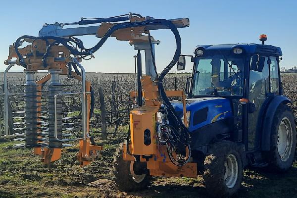 Avec un débit de chantier de '45 min/ha', la nouvelle prétailleuse de Ferrand 'avale du sarment !'