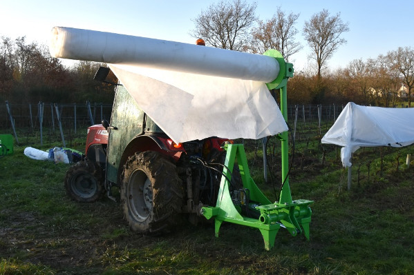 La pose des voiles anti-gel se mécanise dans le vignoble