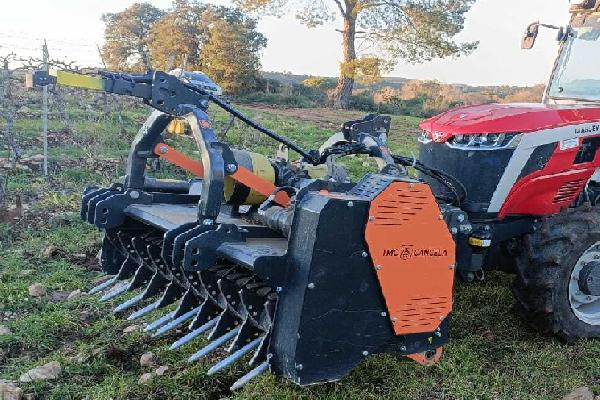 Puissant et rapide, le broyeur TMC Cancella avale du sarment dans les vignes