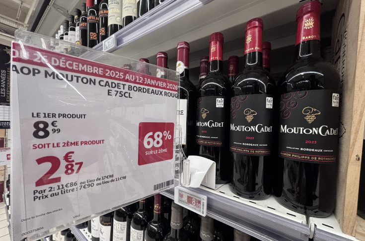 Auchan affiche Mouton Cadet à 2,87 €, un vin Bernard Magrez à 2,36 €, un AOC Médoc à 1,80 €…