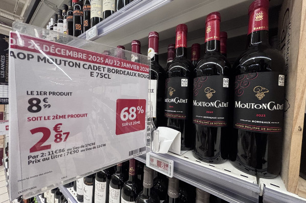 Auchan affiche Mouton Cadet à 2,87 €, un vin Bernard Magrez à 2,36 €, un AOC Médoc à 1,80 €…