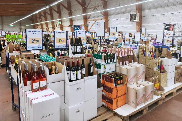 Dans les coulisses des vins bradés chez les déstockeurs : 'nous offrons aux producteurs de se débarrasser rapidement de leurs invendus'