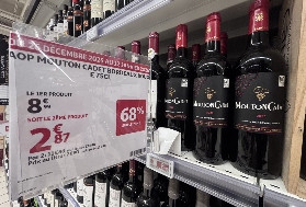 Auchan affiche Mouton Cadet à 2,87 €, un vin Bernard Magrez à 2,36 €, un AOC Médoc à 1,80 €…