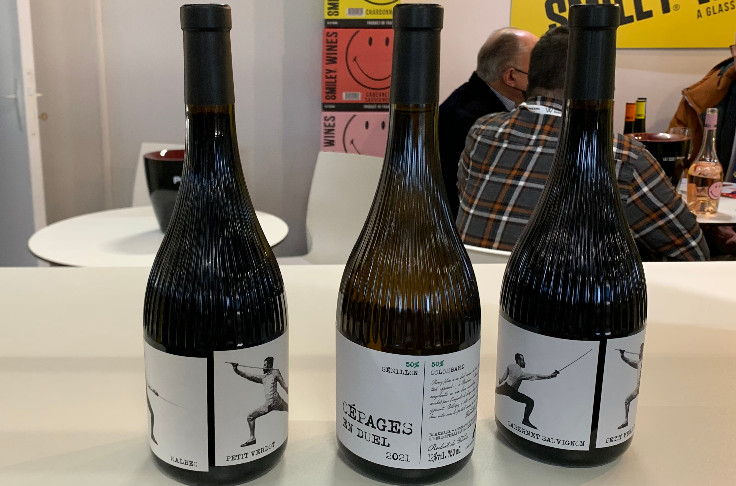 Des bouteilles de vin en relief