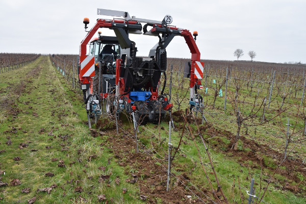 Le travail sur 2 rangs adapté aux vignes étroites   
