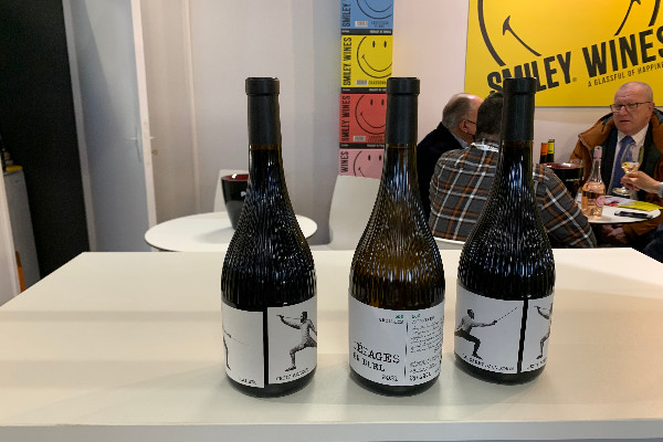 Des bouteilles de vin en relief