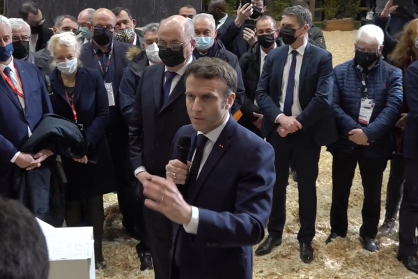 La guerre en Ukraine 'aura des conséquences dans nos exportations de vin' prévient Emmanuel Macron