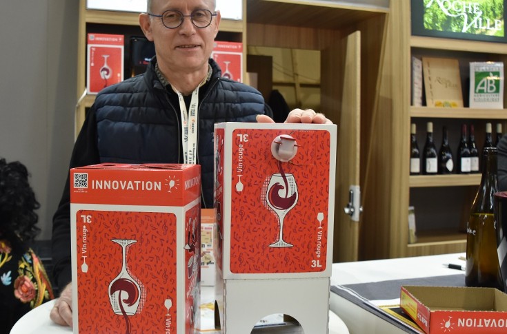 Le beb’up de vin se pose au milieu de la table