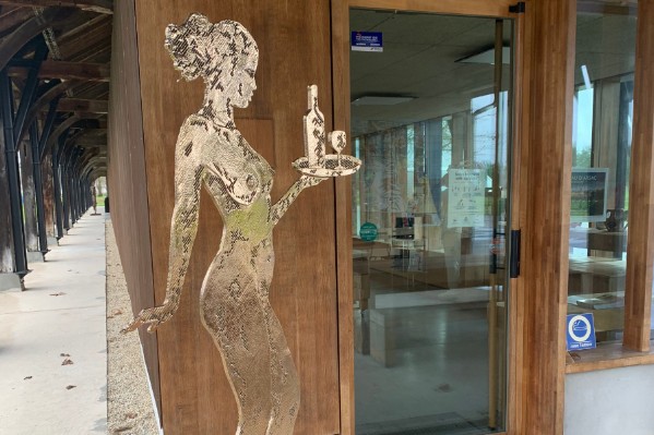 Ginette invite à la dégustation du vin du château d’Arsac