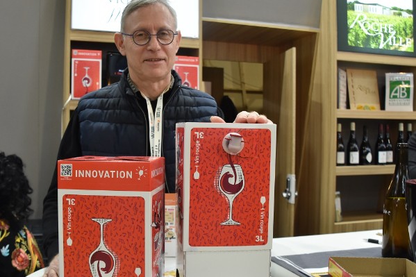 Le beb’up de vin se pose au milieu de la table