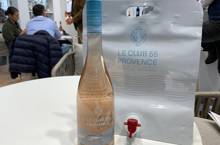 Un vin qui combine bib, bouteille et paillotte mythique de Saint-Tropez