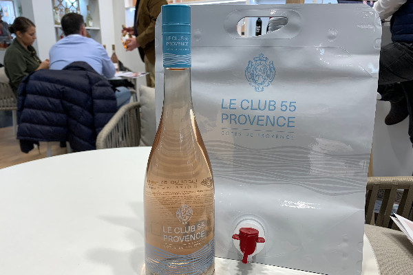 Un vin qui combine bib, bouteille et paillotte mythique de Saint-Tropez