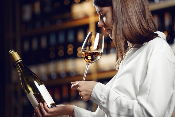 Dis-nous comment tu dégustes le vin, je te dirai (peut-être) quel expert tu es