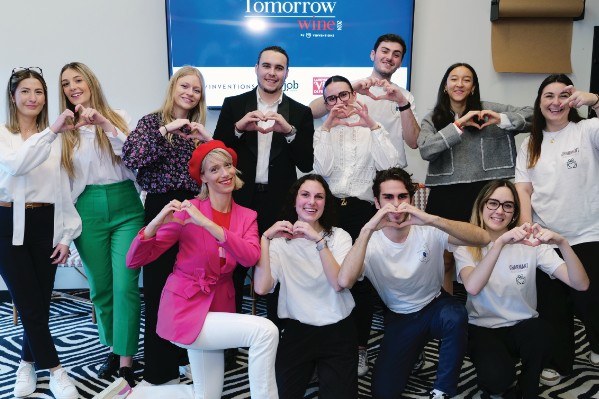 Des cartons en sarments de vigne et du film d’expédition en soie d’araignée