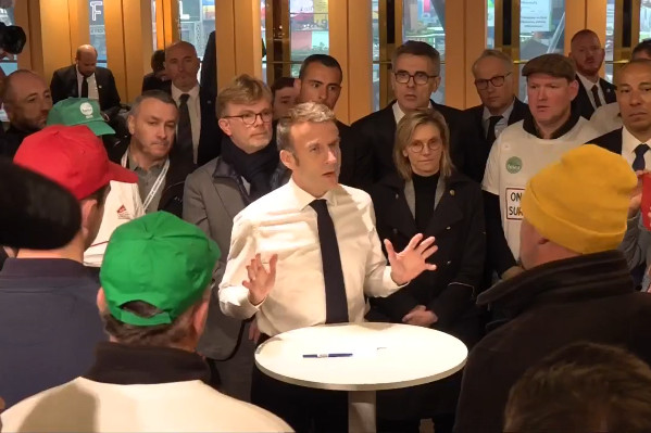 Emmanuel Macron parle prix plancher, la filière vin rêve prix rémunérateur