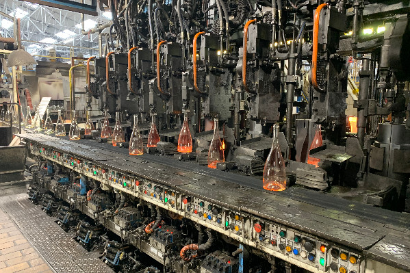 La filière vin paie le verre, l’argent du verre et le cul de la bouteille