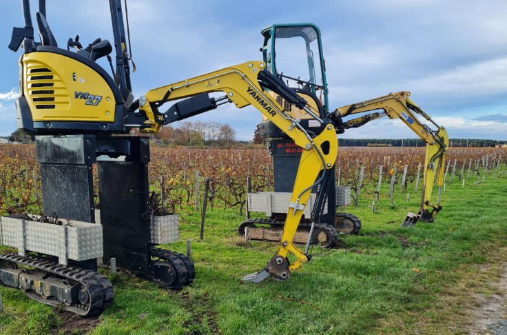 La minipelle, l'engin polyvalent de la vigne : arrachage de piquets, réfection de chemins, port de charges...