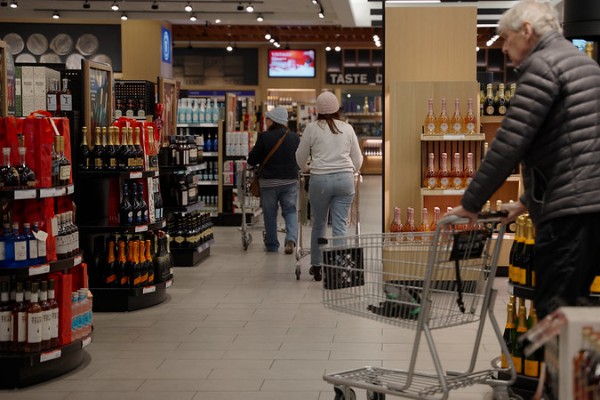 Le Canada réplique aux taxes Trump en ciblant les vins, bières et bourbons américains