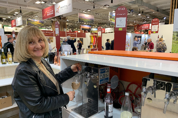 Les tireuses de vin au verre s’affichent à Wine Paris