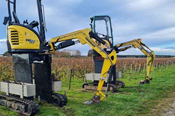 La minipelle, l'engin polyvalent de la vigne : arrachage de piquets, réfection de chemins, port de charges...