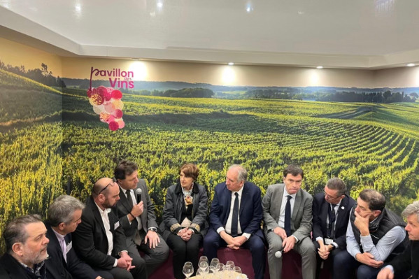 François Bayrou fait du sauvetage du cognac en Chine un 'dossier prioritaire'