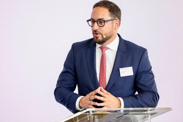 La famille Castel vote la rupture avec le directeur de son groupe qui réfute : 'je reste plus que jamais aux manettes'