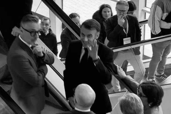 Emmanuel de survie du vin français par Macron : 'la clé, c’est d’abord d’en défendre la consommation'