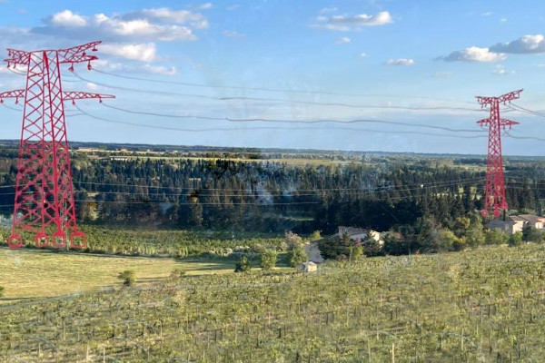La très haute tension qui crispe le vignoble des Costières de Nîmes