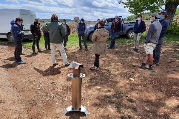 Cette chaufferette à bois protège la vigne du gel sans chauffer le ciel