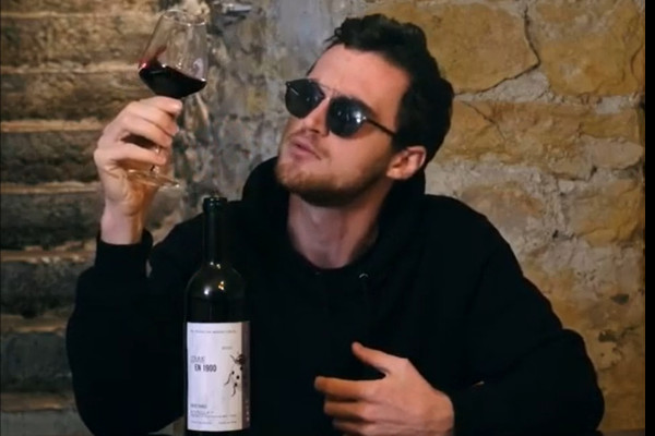 Des clips de rap à la place de commentaires de dégustation de vins