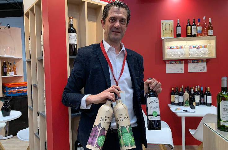 Sur le papier la bouteille de vin a tout à y gagner