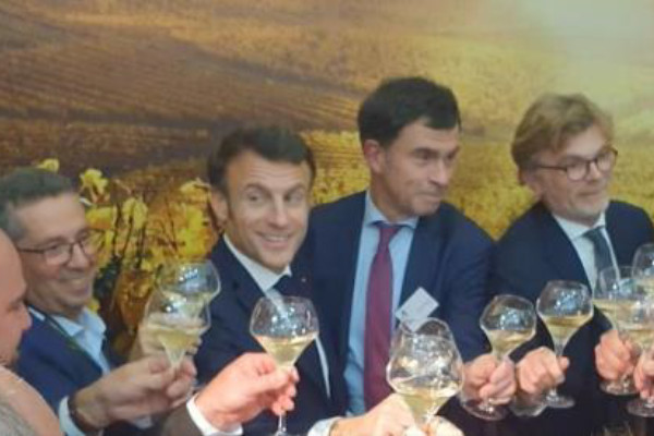 Le gouvernement Borne n’écoute pas le président Macron sur la consommation de vin