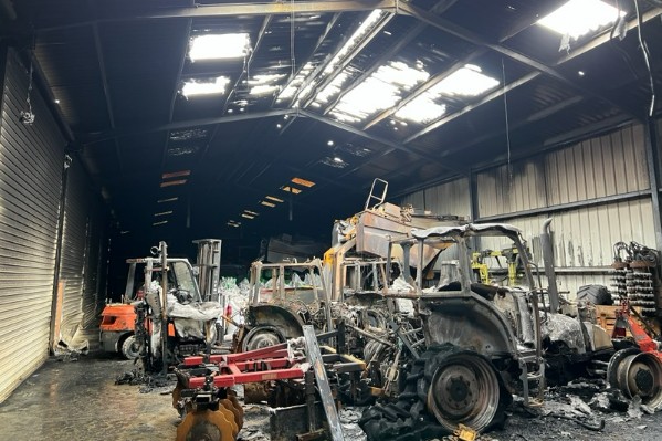1 machine à vendanger, 3 tracteurs et 300 m² de bâtiments partis en fumée