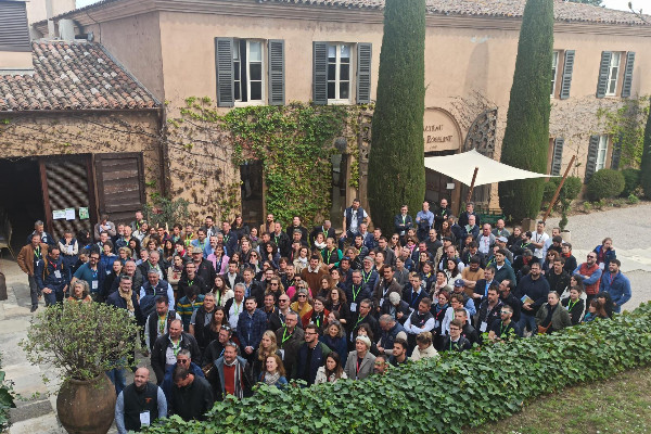 Vignerons engagés à communiquer sans greenwashing, lutter contre les comportements sexistes, se familiariser à la décroissance...