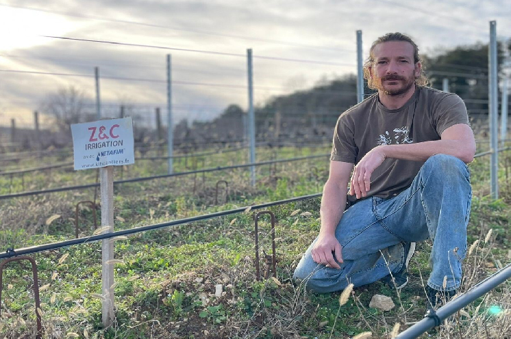 Un goutte à goutte temporaire pour arroser les plantiers