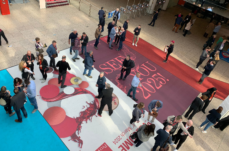 Malgré -12 % d’exposants et -4 % de visiteurs, ProWein reste le premier salon mondial des vins