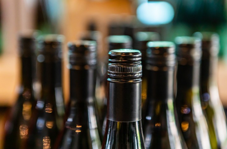 La capsule à vis bouche une bouteille de vin sur trois