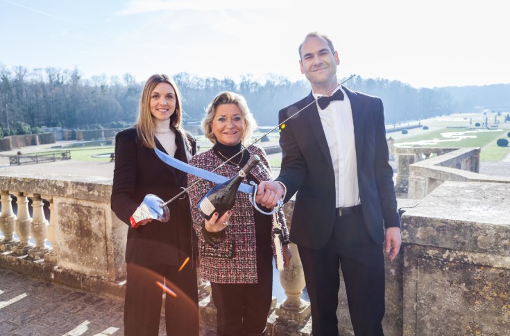 Il faut bien une championne olympique d’escrime pour sabrer le champagne