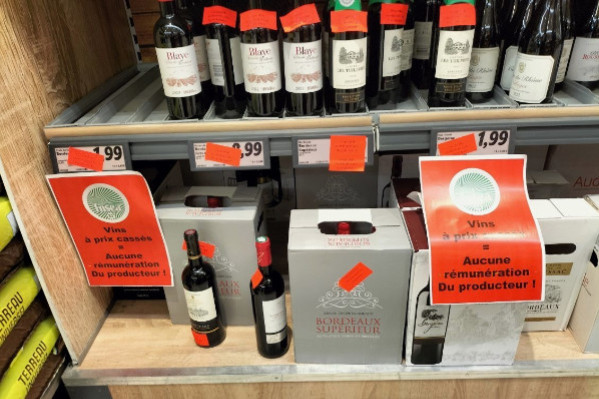 Les bouteilles de Bordeaux à moins de 3 € sortis des rayons par les vignerons