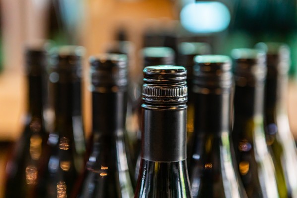 La capsule à vis bouche une bouteille de vin sur trois