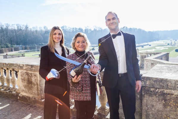 Il faut bien une championne olympique d’escrime pour sabrer le champagne