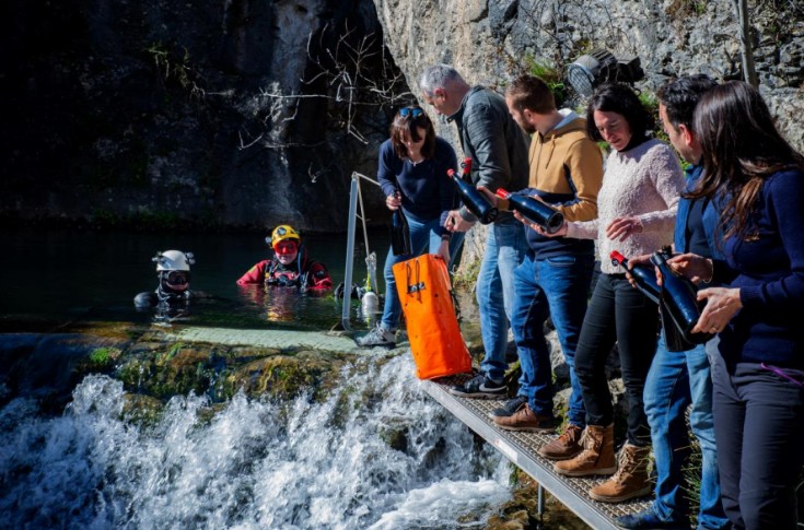 Heure de vérité pour les bouteilles immergées dans une rivière souterraine