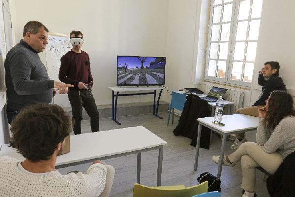 'Ça enlève le stress de l'erreur nocive' Des apprentis tailleurs branchés par le sécateur virtuel