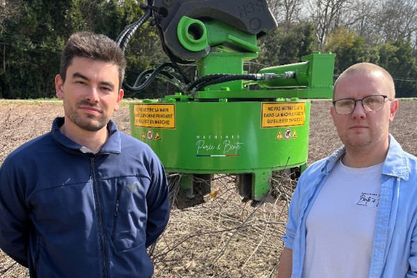 Une machine pour récolter les sarments de porte-greffes de vignes